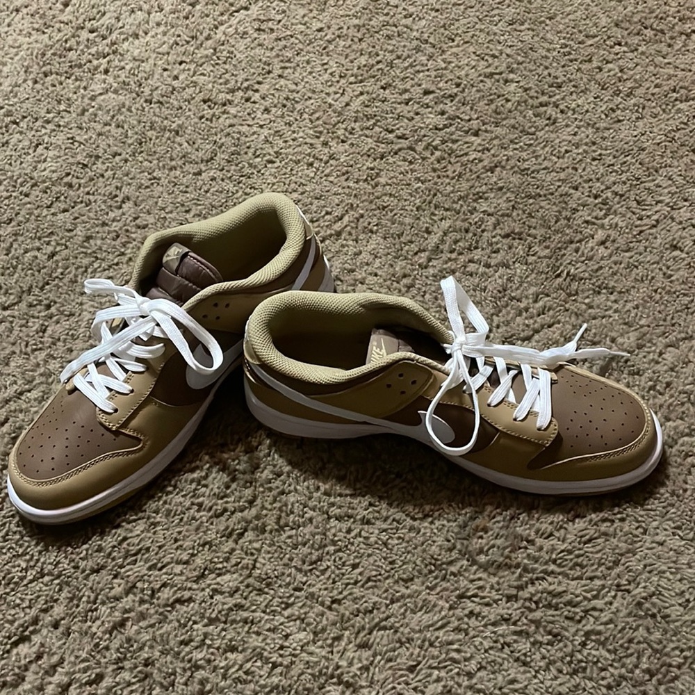 NWOTs Men’s Nike VTS two toned brown swish shoes Sz 10.5